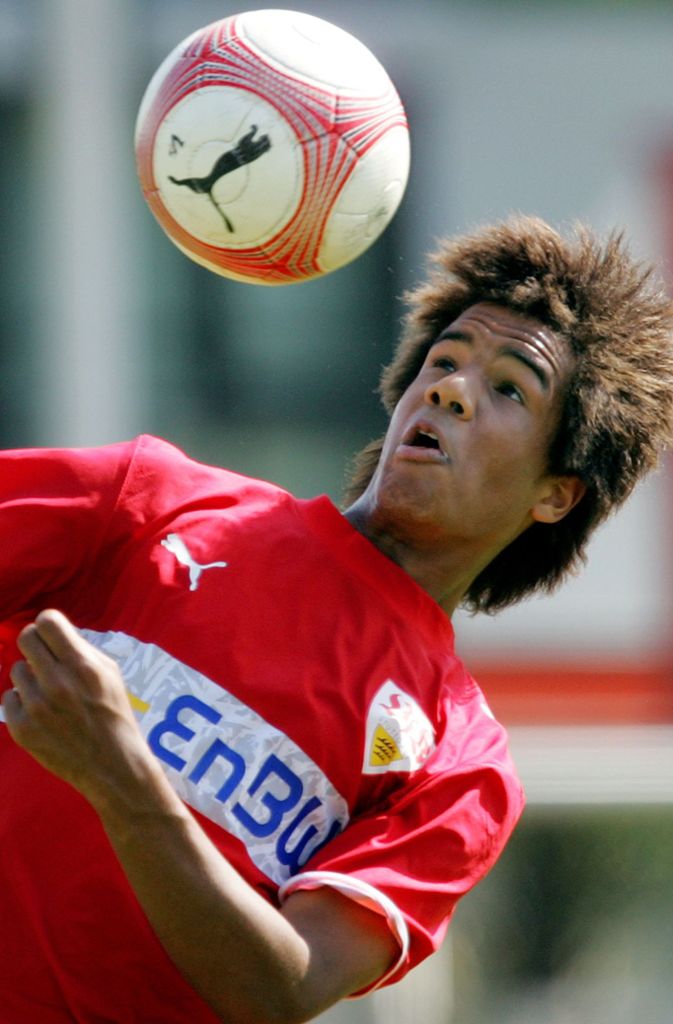 Als Siebenjähriger überzeugte er den VfB Stuttgart von seinem Talent. Weil seine schulischen Leistungen nicht stimmten, musste er allerdings wieder zurück zu seinem Heimatverein in Nürtingen. Doch das tat seiner späteren Karriere beim VfB keinen Abbruch.