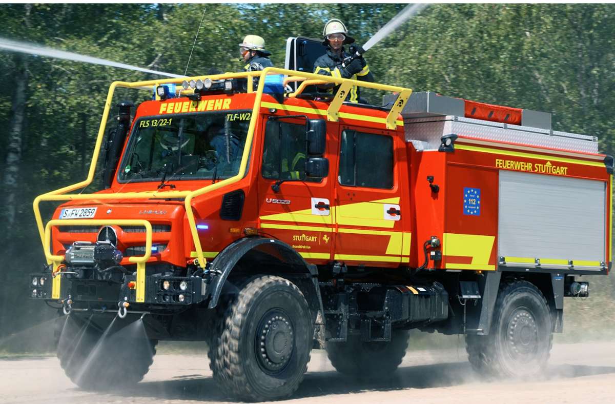 Neuartiges Tanklöschfahrzeug für Waldbrände – die Reifen werden zum Schutz bewässert.
