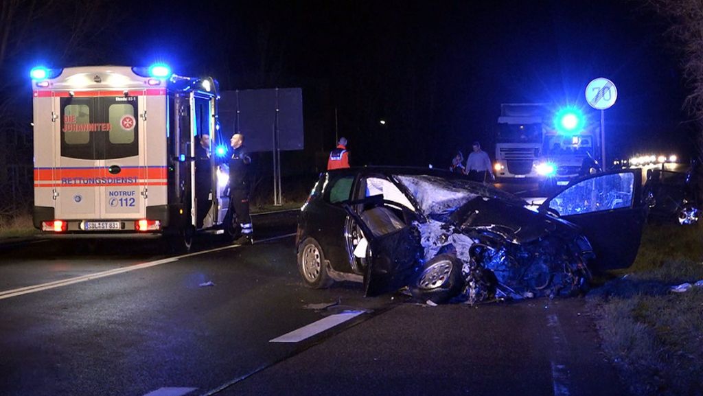 Dramatischer Unfall in Sachsen-Anhalt: Kleintransporter rammt Familienauto - Frau stirbt