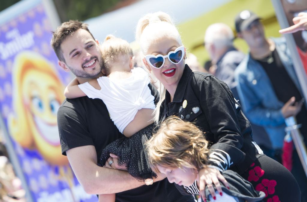 Christina Aguilera mit ihrer Familie: Lebenspartner Matthew Rutler hält Tochter Summer Rain, die Sängerin legt ihren Arm um Sohn Max Liron.