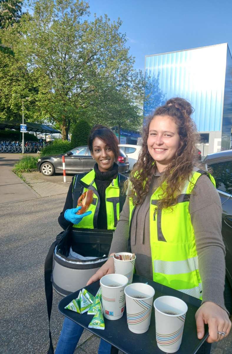 Das freundliche Servicepersonal schenkt kostenlos Kaffee aus und verteilt Brezeln.