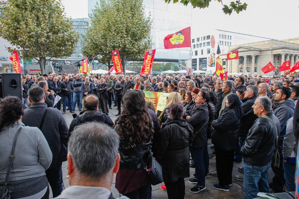 Nach den Bombenexplosionen in Ankara sind auch in Stuttgart spontan hunderte Menschen auf die Straße gegangen.