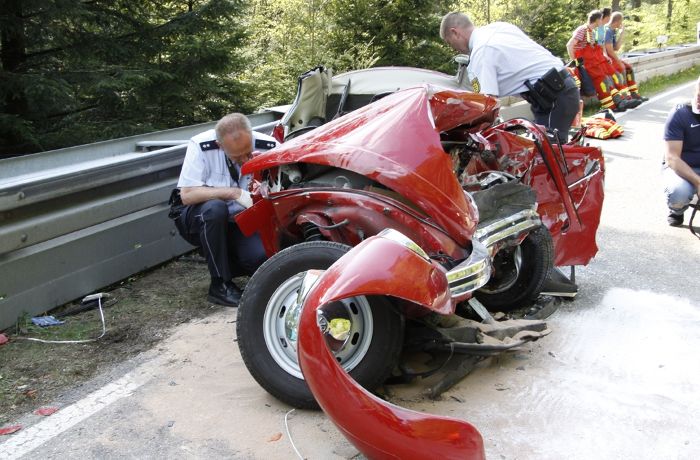 Ehepaar stirbt bei Crash mit VW-Oldtimer