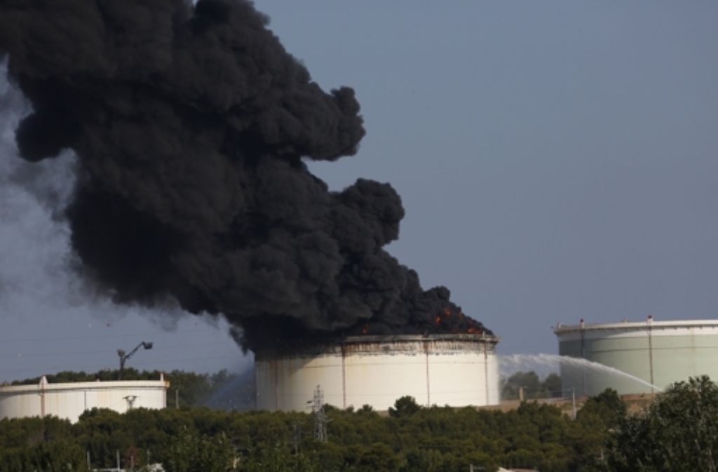 In dieser Ölanlage nahe Marseille waren am Dienstag zwei Tanks explodiert  – laut den Behörden ein krimineller Akt“ –  Hinweise auf eine Verbindung zum geplanten Anschlag auf eine Militäranlage gibt es bisher aber nicht. Foto: AP
