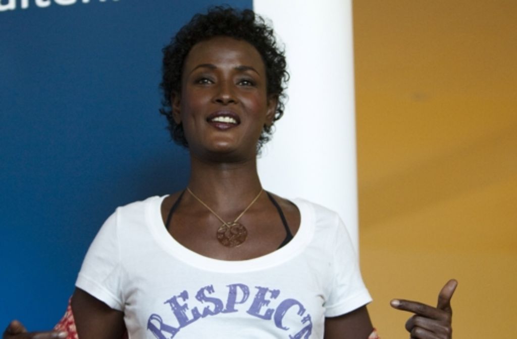 Waris Dirie hat nicht nur als Model gearbeitet, sondern mit ihrem Buch „Wüstenblume“ weltweit Berühmtheit erlangt. Diese nutzt sie, um gegen weibliche Genitalverstümmelung zu kämpfen.