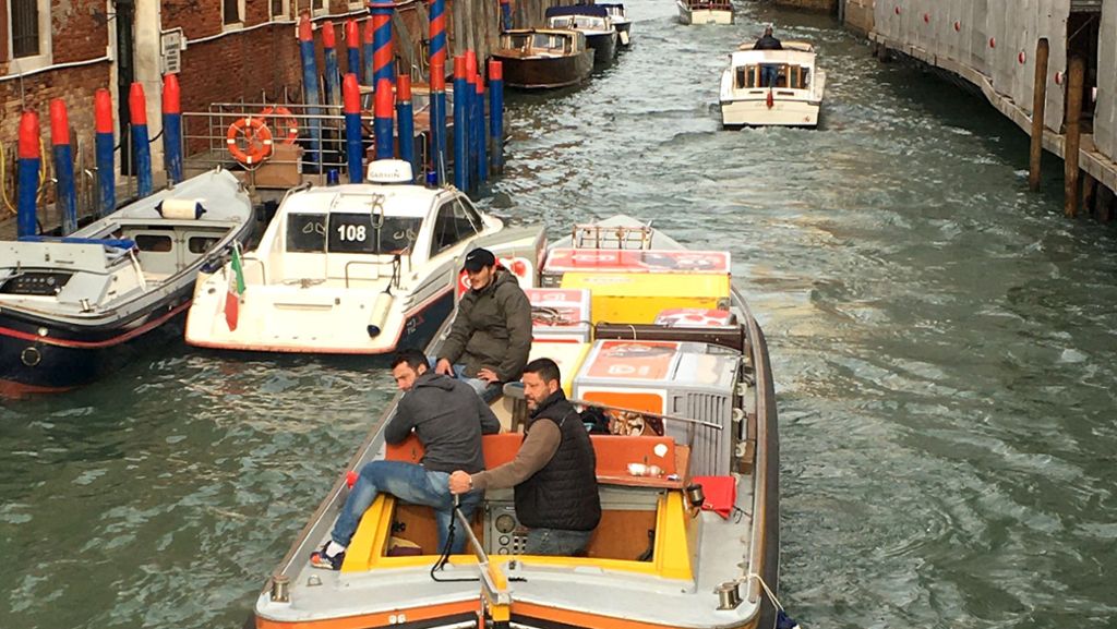  Der höchste Wasserstand seit mehr als 50 Jahren hat die Lagunenstadt heimgesucht. Nur wenige Tage nach dem verheerenden Hochwasser scheint in Venedig die Welt allerdings schon wieder in Ordnung. Doch viele Venezianer sorgen sich nicht nur um die nun fehlenden Kühlschränke. 
