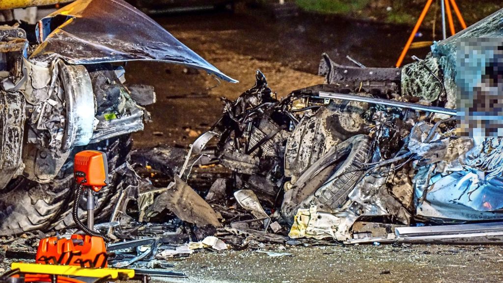 Verkehrsunfall in Wendlingen: Autofahrer prallt gegen Bagger und stirbt