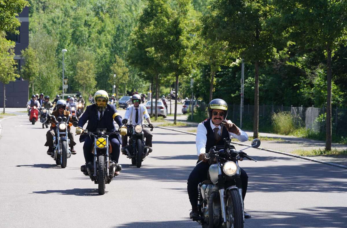 In vielen Städten waren Motorradfahrerinnen und Motorradfahrer unterwegs, ...