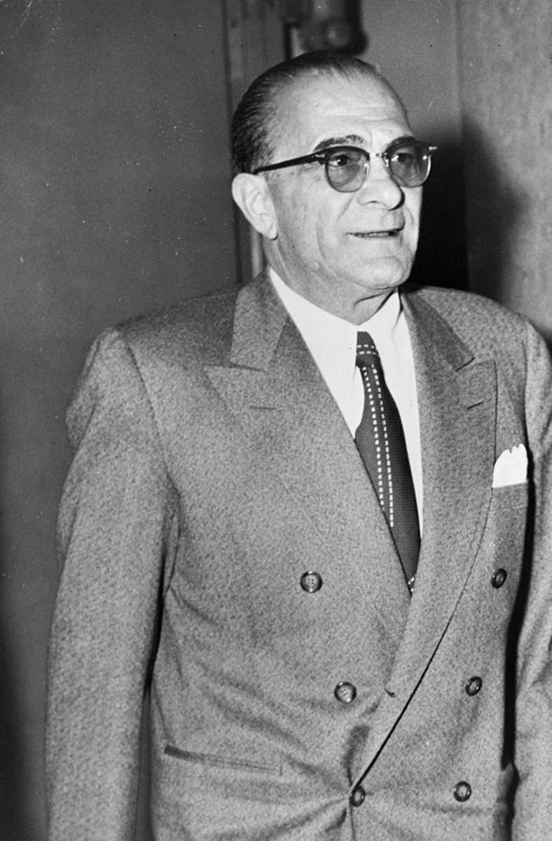 Vito Genovese: Der 1887 in Risiliano in der Region Neapel geborene Genovese war Oberhaupt der Genovese-Familie. 1913 emigrierte er in die USA, wo er zu einem Oberhaupt der italoamerikanischen Cosa Nostra in New York wurde. 1959 wurde er zu 15 Jahren Haft verurteilt. Er starb 1969 an einer Herzattacke.
