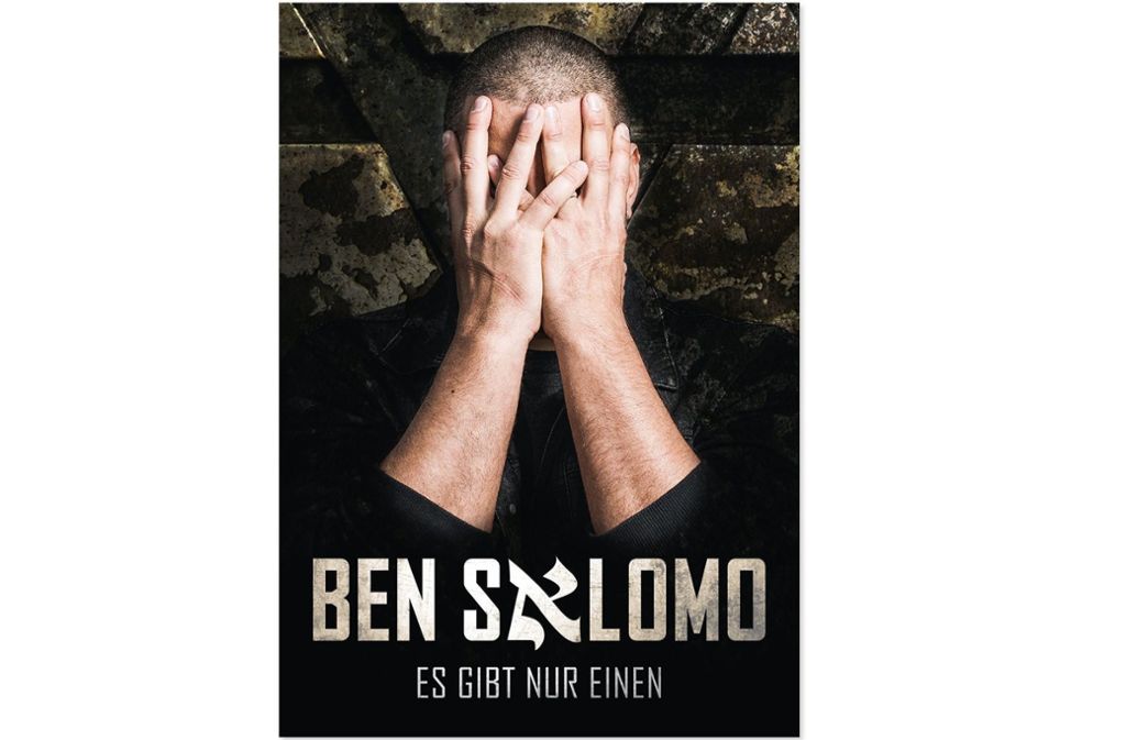 2016 erschien Ben Salomos erstes Album: „Es gibt nur einen“. Das „A“ in seinem Namen ist ein hebräischer Buchstabe – er spielte damit auf seine jüdische Herkunft an. Sein verdecktes Gesicht sollte eine Botschaft an die Branche sein: „Es ist nicht klug, sich mit seinem Gesicht und jüdischen Symbolen zu zeigen.“