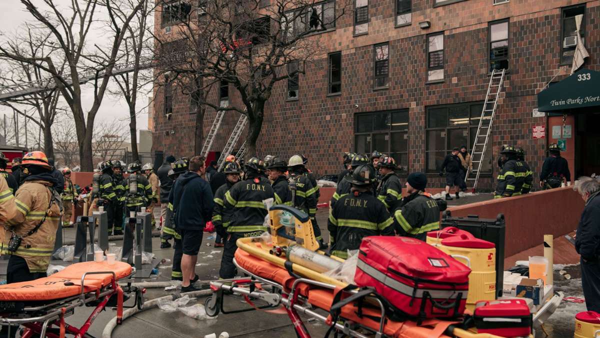  Eine Feuer-Tragödie in New York mit vielen Toten und Verletzten: Bei einem Wohnhausbrand in der New Yorker Bronx sterben mindestens 19 Menschen. Unter den Opfern sind auch Kinder. 