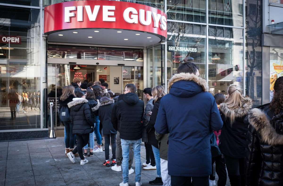Das letzte kulturelle Highlight an der Königstraße: Die Burger-Kette Five Guys eröffnet.