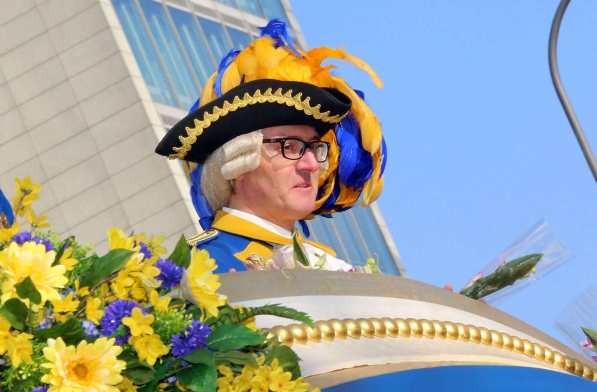 Hoch auf dem gelb-blauen Wagen: Alexander Wehrle beim Rosenmontagszug. Foto: imago/Manngold