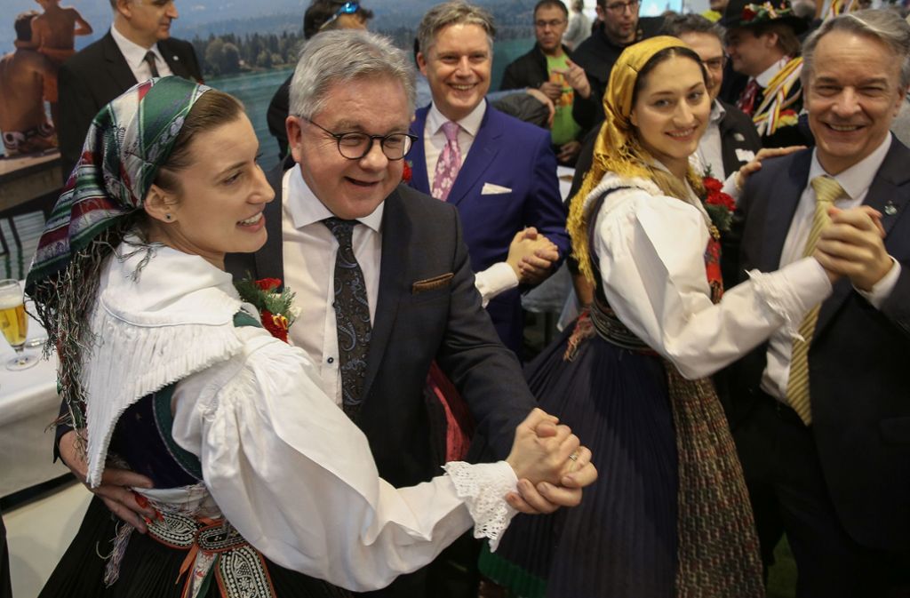 Justizminister Guido Wolf hat Rhythmus im Blut, wie hier bei einem Tänzchen auf der Tourismusmesse in Stuttgart 2019. Foto: Lichtgut//Leif Piechowski