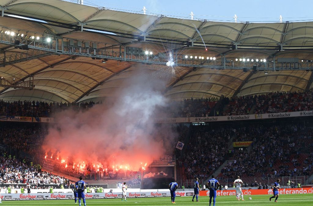 KSC-Fans zünden während des Spiels in Stuttgart zahlreiche Feuerwerkskörper.