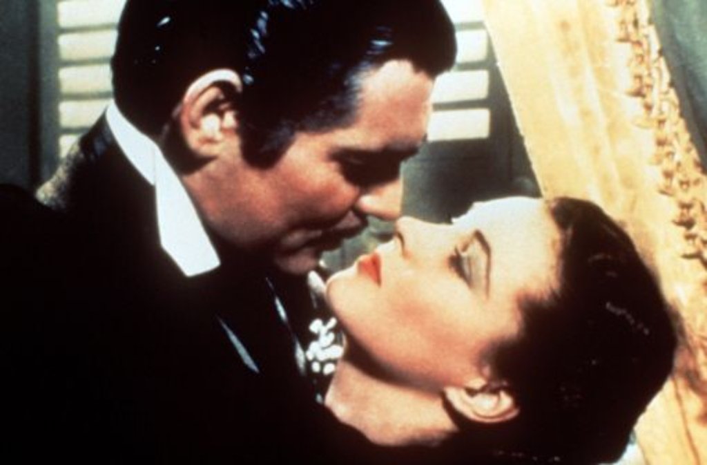 Darf in so einer Auflistung natürlich nicht fehlen: Der Kuss zwischen Scarlett OHara (Vivien Leigh) und Rhett Butler (Clark Gable) in "Vom Winde verweht" (1939). Warums "nur" Platz 16 dafür gibt? Weil sich die Lippen der beiden nicht treffen - und es daher kein richtiger Kuss ist!