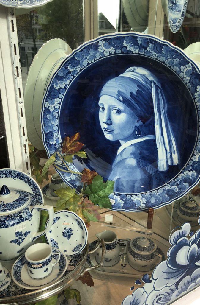 . . . Vor allem Einrichtung und Geschirr sind im Angebot. Im 16. Jahrhundert wurde in Delft ein Konkurrenzprodukt zum teuren chinesischen Porzellan erfunden. Das „Delfter Blau“ aus Steingut findet sich noch heute quasi an jeder Ecke. Neben Blumen und Landschaften ist das Porträt einer Dame mit Tuch auf dem Kopf ein beliebtes Motiv: „Das Mädchen mit dem Perlenohrring“ (1665) gilt als berühmtestes Bild des Malers Jan Vermeer. Das Original hängt nicht in seiner Heimatstadt Delft, sondern im Museum Mauritshuis im nahe gelegenen Den Haag. Aber man kann Vermeers Wohnhaus besichtigen. (Susanne Hamann)