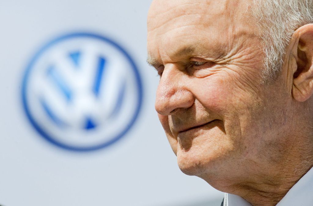 1993 übernimmt er VW und wirbelt den Konzern gründlich durcheinander: Er führt die Viertagewoche ohne Lohnausgleich und flexiblere Arbeitszeiten ein. Um die Kosten zu senken entwickelt er die Plattformstrategie, bei der sich verschiedene Modelle eine technische Basis teilen.