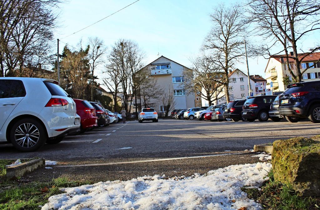 Die Parkplätze an der Felix-Dahn-Straße würden in eine Tiefgarage verlegt werden. Foto: Tilman Bauer Foto:  