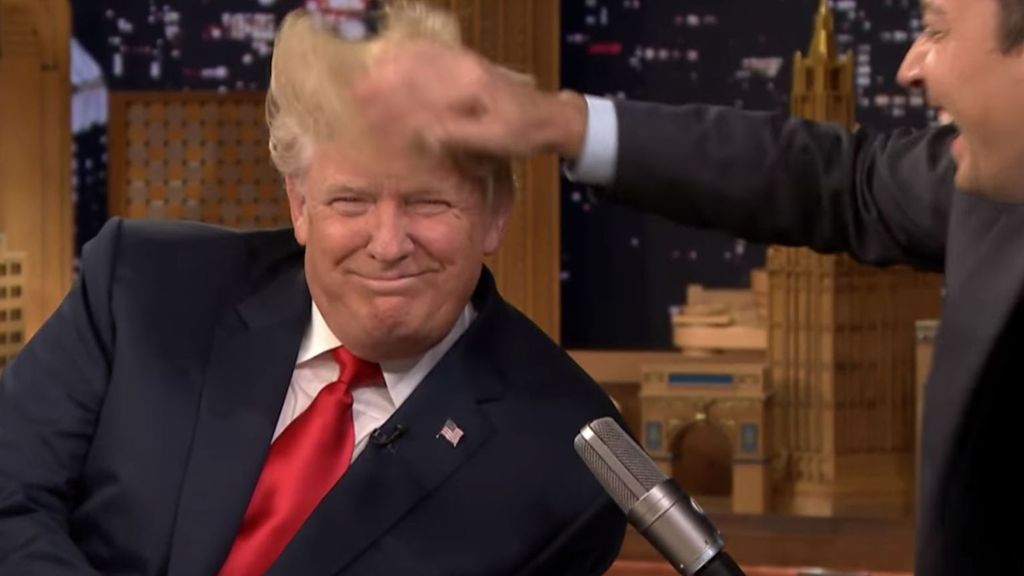 US-Talkshow mit Jimmy Fallon: Trump lässt sich im Fernsehen die Frisur verwüsten