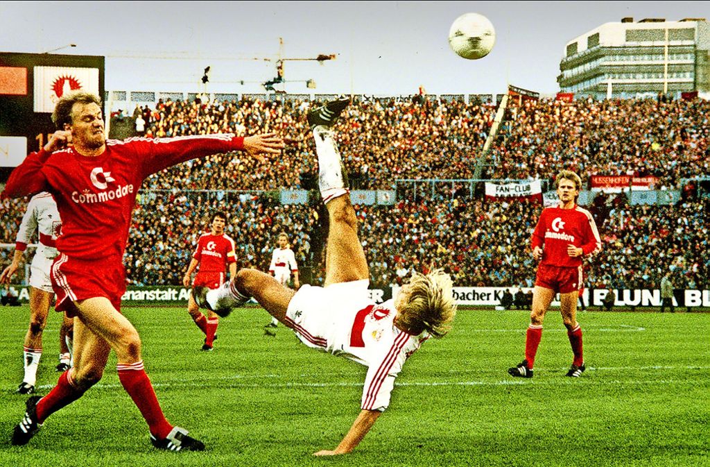 Legendärer Treffer: Jürgen Klinsmann mit seinem Fallrückzieher gegen den FC Bayern im Jahr 1987 – damit ist der Ex-Stürmer ein heißer Kandidat für die Jubiläumself unserer Redaktion.