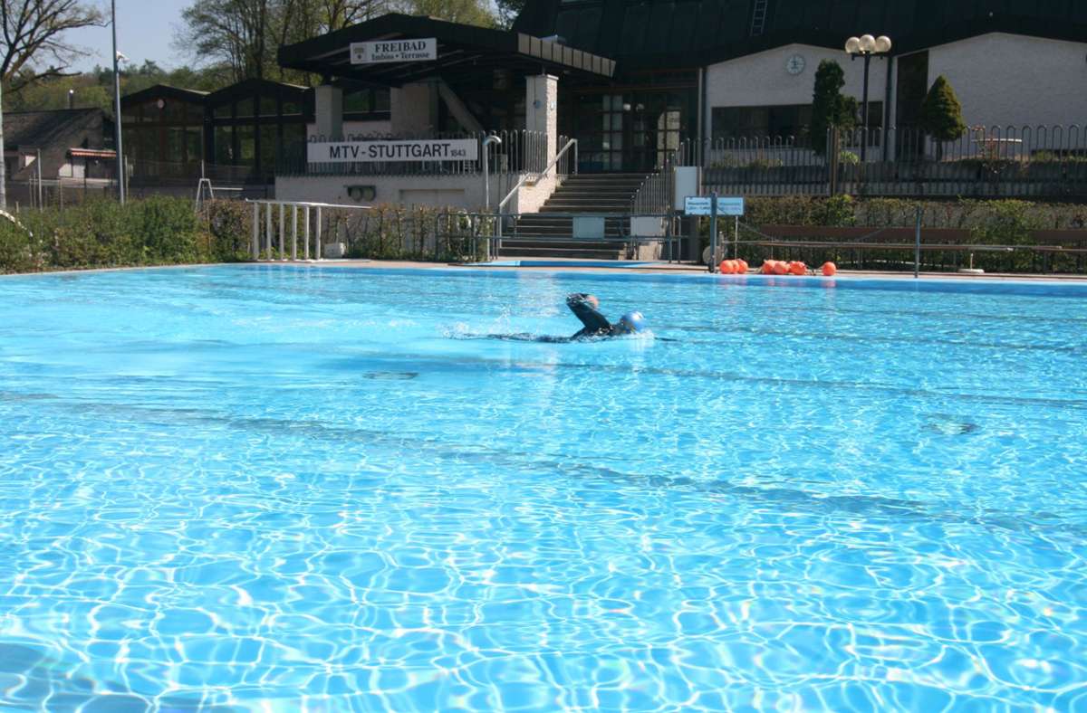 Neben dem Mehrzweckschwimmbecken mit einer konstanten Wassertemperatur von 21 Grad bei normaler Witterung gibt es im Freibad des MTV Stuttgart eine Liegewiese und verschiedene Sportanlagen.