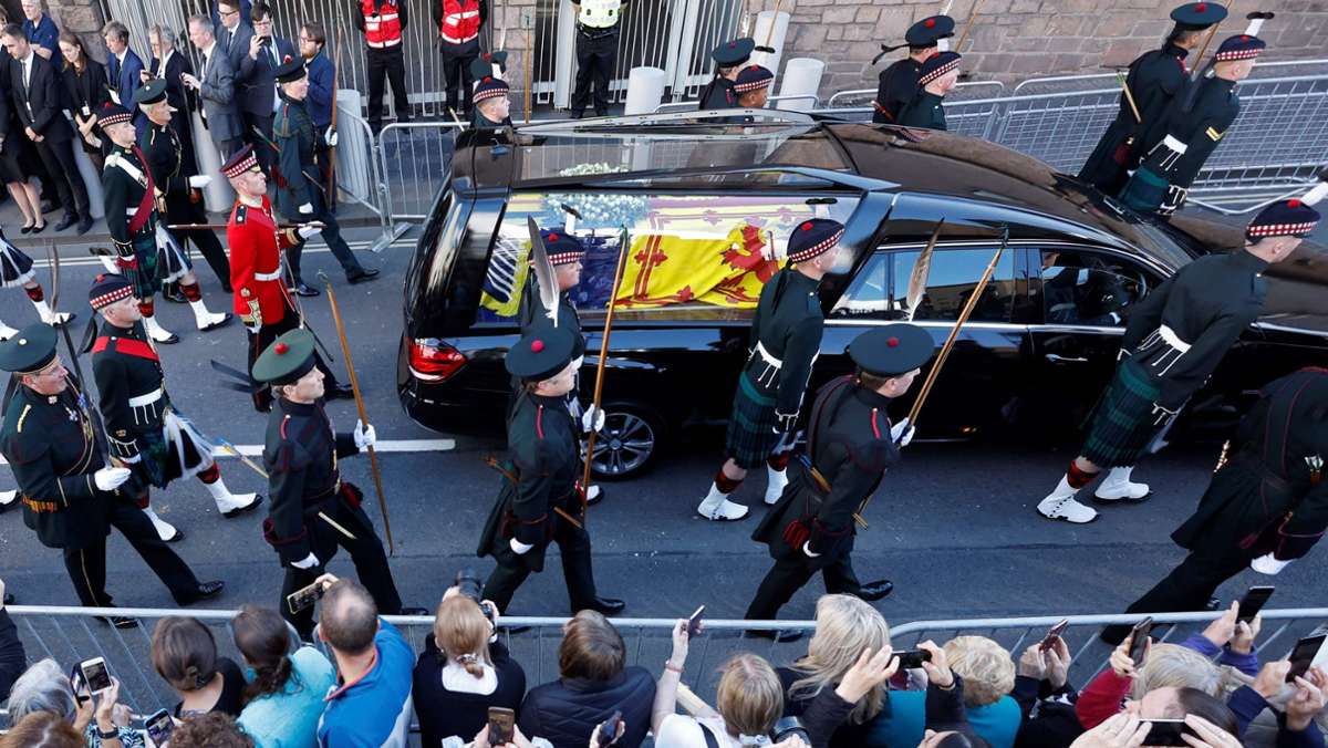 Trauerzug durch Edinburgh: Sarg der Queen trifft an St.-Giles-Kathedrale ein