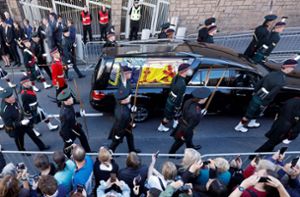 Sarg der Queen trifft an St.-Giles-Kathedrale ein