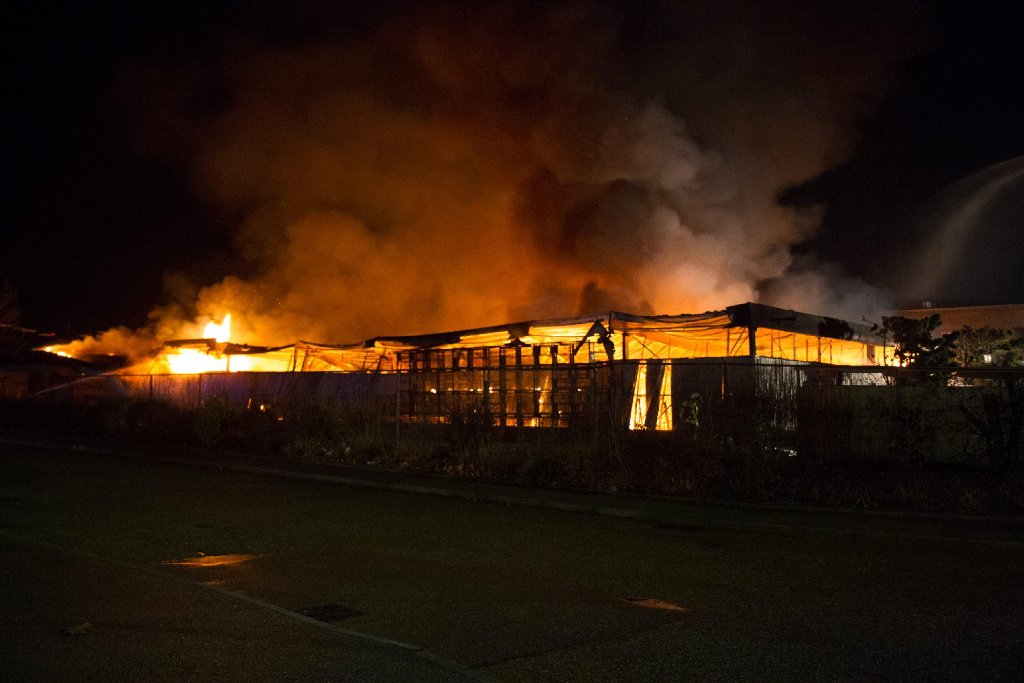 In Bietigheim-Bissingen ist eine Firmenhalle komplett niedergebrannt.