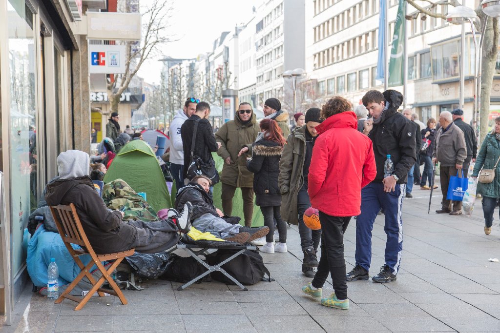 In Stuttgart campen dutzende Jugendliche auf der Königstraße, um einen von Kanye West entworfenen Schuh zu ergattern.