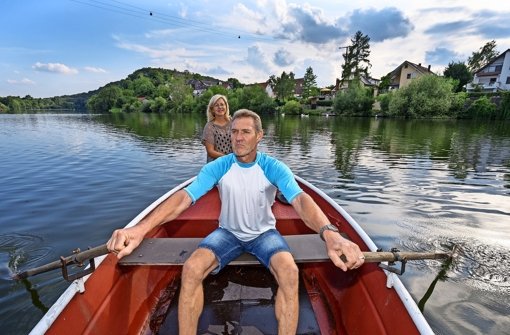 Bernhard Fähnle und seine Frau Ute wohnen im Schreyerhof (im Hintergrund) – für sie geht es per Boot zum Brötchen holen. Foto: factum/Weise