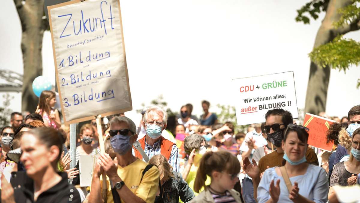 Demonstration in Stuttgart: Eltern äußern ihre Kritik an der Kultusministerin auf der Straße