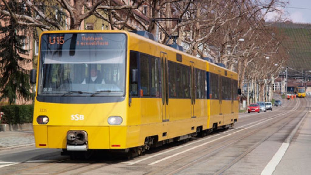 Blaulicht aus Stuttgart: 23. Oktober: Auto stößt mit Stadtbahn zusammen