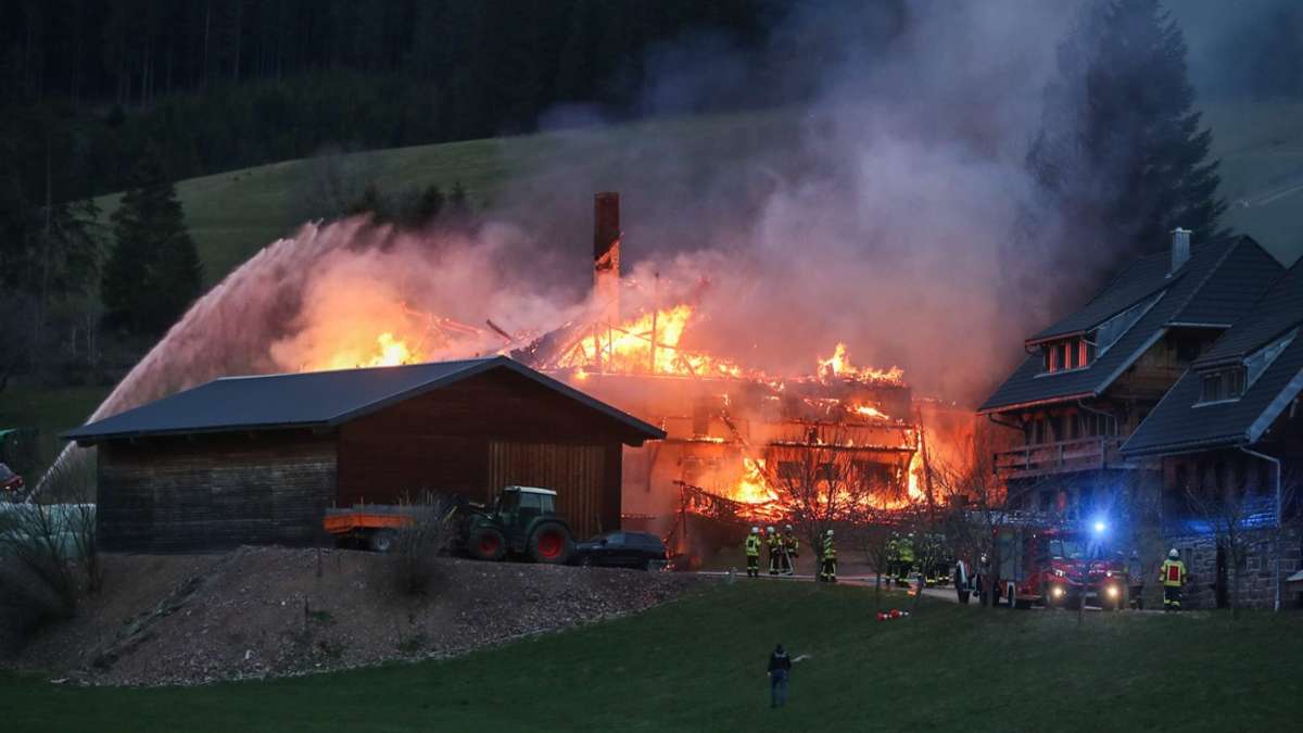 Schwarzwald-Baar-Kreis: Landwirtschaftliches Gebäude steht in Flammen – Tiere gerettet