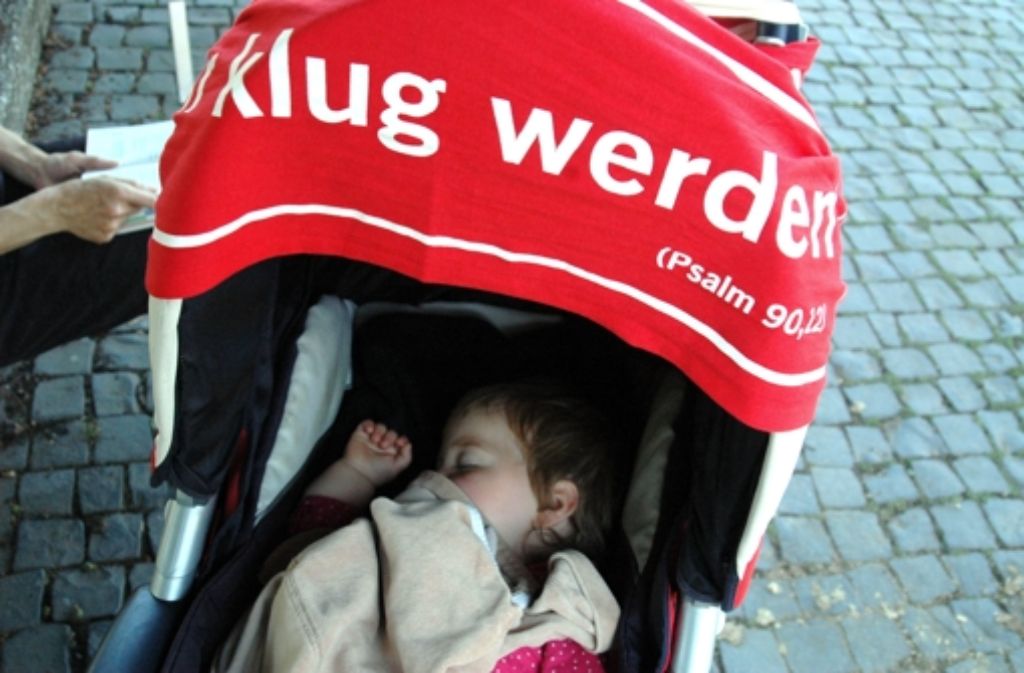 Donnerstag, 13.54 Uhr – Klug werden – so lautet das Motto des Kirchentages. Dieser Säugling im Kinderwagen am Eckensee glaubt wohl, dass ihm die Klugheit im Schlafe zufliegt.