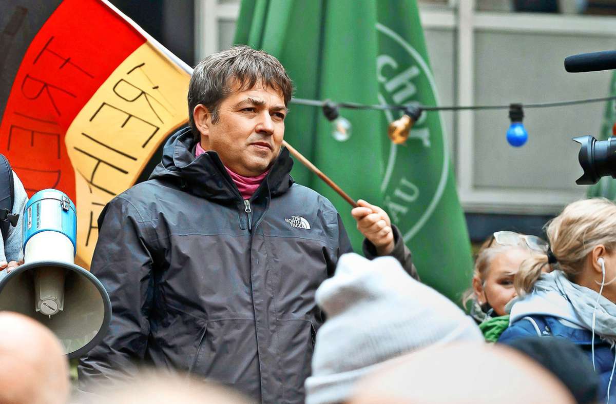 Querdenken-Gründer Michael Ballweg auf einer Demonstration in Stuttgart: Nun ermittelt die Staatsanwaltschaft gegen den Stuttgarter Unternehmer. Foto: Lichtgut/Julian Rettig (Archiv)