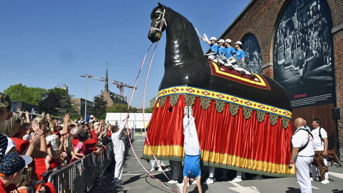 Tradition in Belgien: Spektakel um ein legendäres Riesenpferd