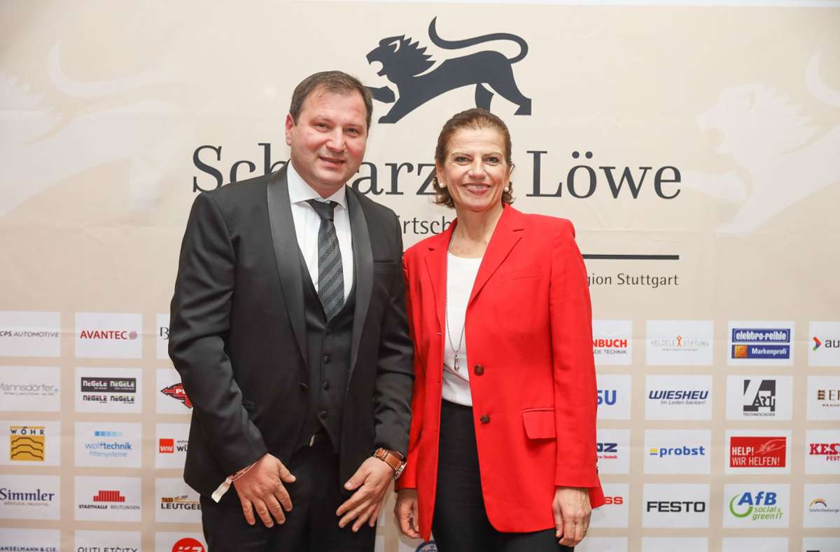 Sabine Hagmann, Geschäftsführerin des Einzelhandelsverband Baden-Württemberg, mit dem Einzelhändler Ricco Capurso.