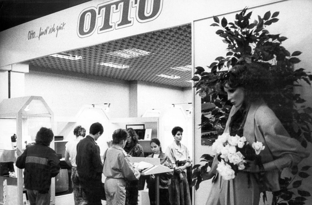 Kunden sehen sich den Otto-Katalog in der Filiale an. Der Otto-Versand eröffnete 1990 seine zweite Filiale in der DDR am Marzahner Tor in Ost-Berlin.