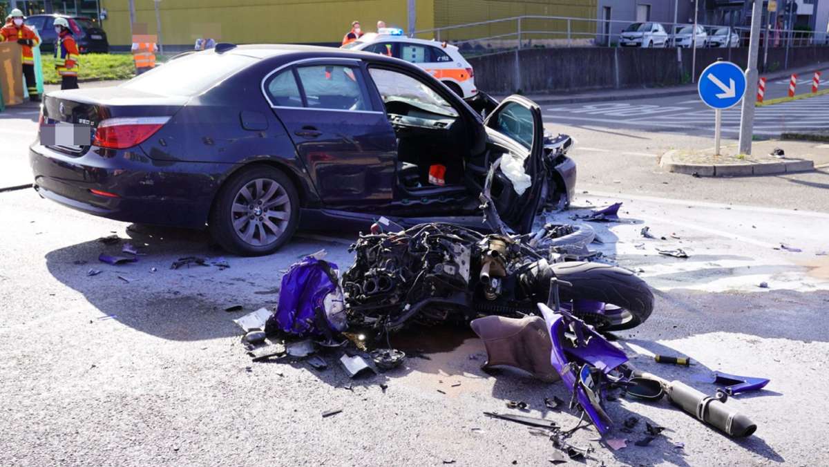 Unfall in  Backnang: Auto überfährt rote Ampel und kollidiert mit Motorrad –  Biker stirbt