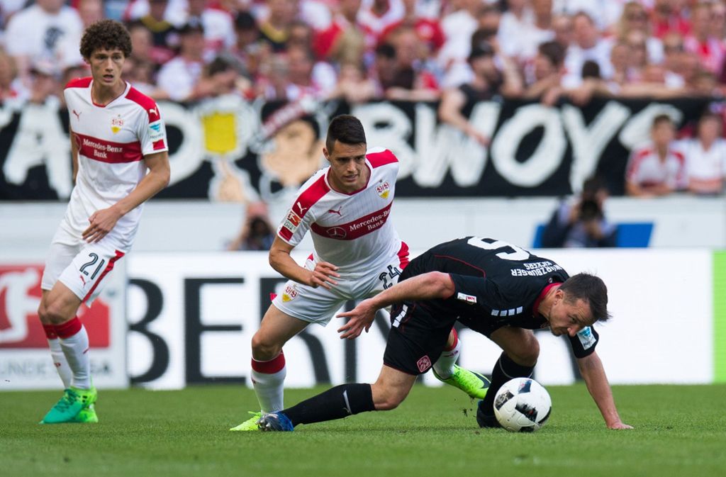 Das Saisonfinale bestritt der VfB mit einem furiosen 3:1 gegen die Würzburger Kickers. Nach dem Spiel stieg dann die Meisterfeier im Stadion und auf dem Cannstatter Wasen.