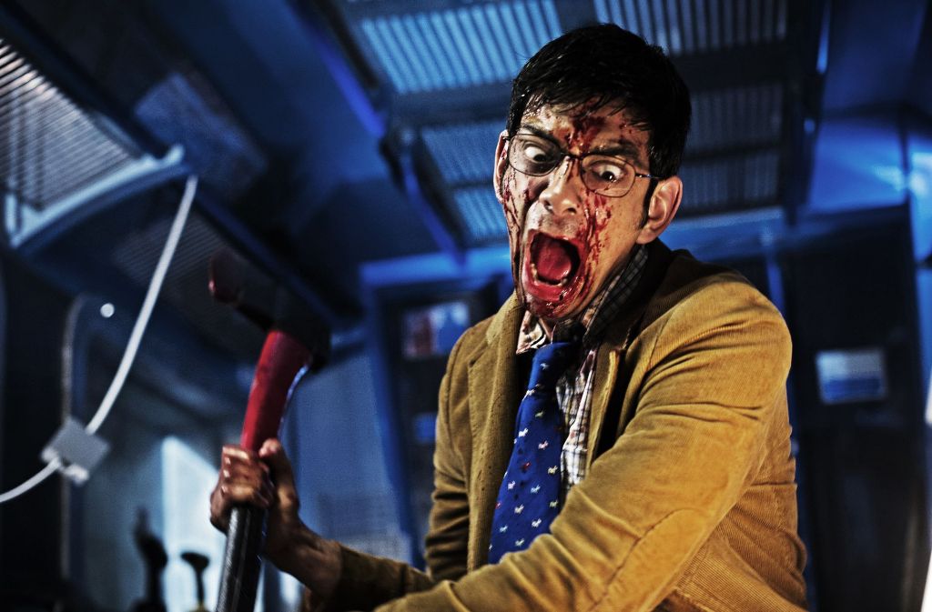 Szene aus Howl: Matthew (Amit Shah) will die Bestie besiegen, die die Zugfahrer angreift und tötet.