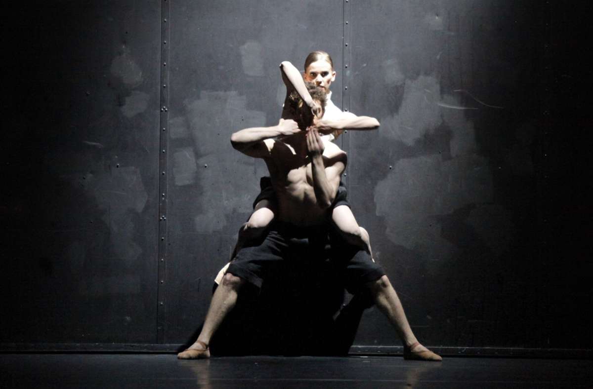 Szene aus Demis Volpis Choreografie „Big Blur“ mit Katja Wünsche und Arman Zazyan