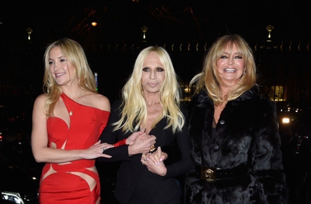 Auf der diesjährigen Paris Fashion Week posieren Tochter Kate Hudson, Designerin Donatella Versace und Goldie Hawn (von links) gemeinsam für die Fotografen.