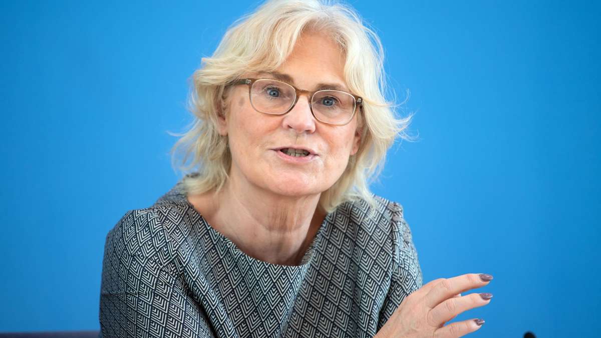  Die SPD-Politikerin Christine Lambrecht soll in der neuen Bundesregierung Verteidigungsministerin werden. In Berlin äußerte sie sich zu ihren Vorhaben. 