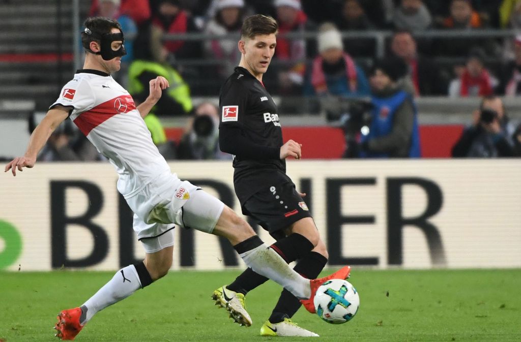 Christian Gentner (3): Gentner (im Bild links) spielt seit seiner schweren Kopfverletzung stärker denn je. Nach müden ersten 45 Minuten kurbelte er das VfB-Spiel nach der Pause kräftig an.