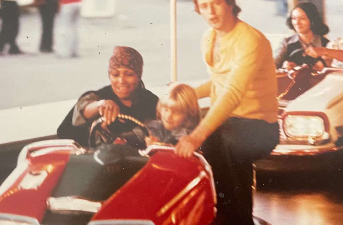 Tina Turner (mit Kopftuch) im Boxauto mit Baeuerles Sohn 1976 auf dem Cannstatter Wasen.