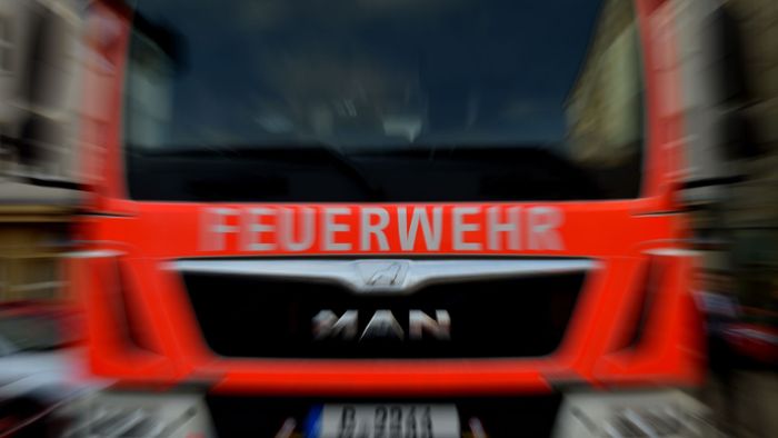 Warnung für Anwohner in Pforzheim: Großbrand in Halle von Entsorgungsunternehmen