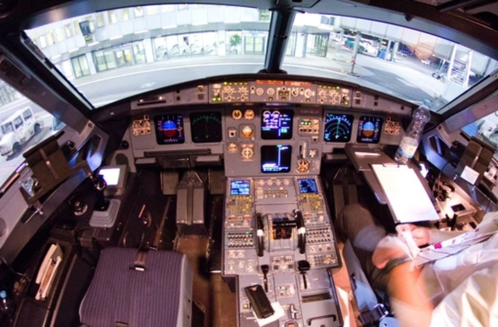 Das Cockpit einer A320 von Germanwings. Die Bildergalerie zeigt die Chronik der Ereignisse nach dem Absturz.