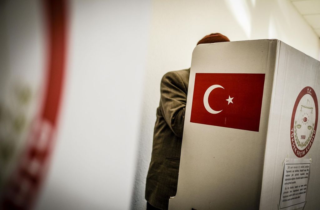 Dass Deutschtürken im Ausland abstimmen dürfen, ergibt sich aus türkischem Recht. Deutschland hatte eine entsprechende Genehmigung trotz aller Nazi-Vergleiche und Verbalattacken aus Ankara erteilt.